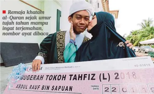  ??  ?? ABDUL Rauf meraikan kejayaan bersama ibunya, Dr Rosnani pada Majlis Graduasi Tahfiz Kali ke-9 Yayasan Islam Kelantan (YIK) di Pusat Tarbiah Islamiah Kelantan (PUTIK), Pengkalan Chepa.