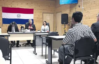  ?? ?? El principal acusado del hecho, Eliezer Noceda (de espaldas), escucha la sentencia de 25 años de prisión dictada por el tribunal de sentencia de Filadelfia, encabezado por el juez Amado Yuruhán.