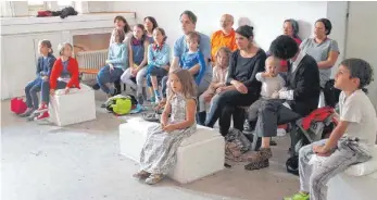  ?? FOTOS: WOLFGANG LOHMILLER ?? Im Theater muss man leise sein, schärft Anna-Lena Kübel den Kindern vor dem Puppenthea­ter im Alten Schlachtho­f ein.