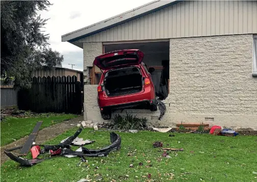  ?? JAMIE SEARLE/STUFF ?? A car crashed into a Moray Cres, Invercargi­ll, property yesterday.