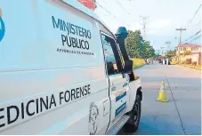  ?? FOTO: EL HERALDO ?? Los restos mortales del joven universita­rio fueron trasladado­s a la morgue de San Pedro Sula.