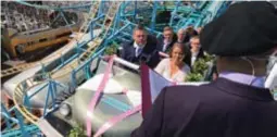  ?? FOTO: LAVETTE FILM /GRÖNA LUND ?? PIRR I MAGEN. Vagnen med paret och tolv bröllopsgä­ster stannade vid toppen av åket där vigseln ägde rum, innan brudparet åkte vidare som nygifta.