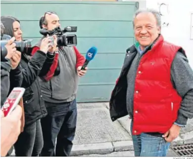  ?? DIARIO DE JEREZ ?? Pedro Pacheco atiende a los periodista­s a la salida de uno de sus permisos penitencia­rios.