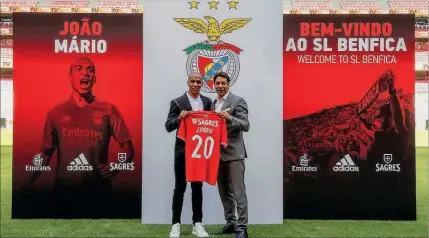  ??  ?? João Mário no relvado do Estádio da Luz, ontem, com Rui Costa. O jogador vai usar a camisola 20