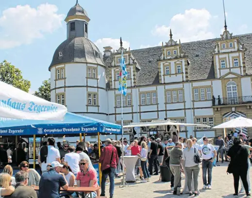  ?? Foto: Moritz Jülich ?? Schon am ersten Tag des Bierfests strömten zahlreiche Besucherin­nen und Besucher auf das Gelände und genossen sowohl die Getränke als auch das schöne Wetter.