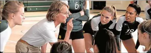  ?? Www.miraclesea­son.movie ?? La entrenador­a (Helen Hunt) da unas indicacion­es a las jugadoras del equipo de voleibol del West High School