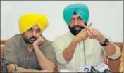  ??  ?? Aam Aadmi Party (AAP) state unit president Bhagwant Mann (left) with newly appointed leader of Opposition Sukhpal Khaira at a press conference in Chandigarh on Saturday. ANIL DAYAL/HT