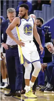  ?? BEN MARGOT/AP PHOTO ?? WASWAS: Pelatih Warriors Steve Kerr (kiri) memeriksa pergelanga­n tangan Stephen Curry Kamis lalu WIB (31/10).