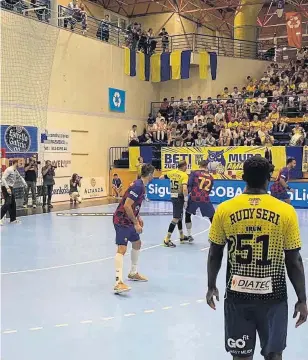  ??  ?? El Barça lo pasó mal en la pista del Bidasoa, pero acabó sacando los dos puntos tras un trabajado triunfo