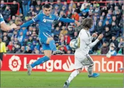  ??  ?? Arambarri dispara a puerta en un partido ante el Real Madrid.