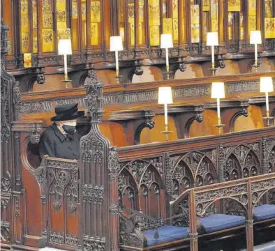  ?? JONATHAN BRADY / EUROPA PRESS ?? La monarca Isabel II, sola en la capilla de San Jorge del castillo de Windsor durante el funeral de su marido.