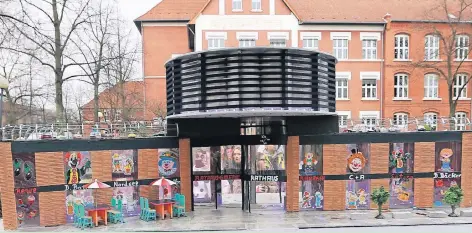  ?? FOTOS: MISERIUS (5), SCHÜTZ ?? Mit großer Liebe zum Detail haben die „Jecken Wiesdorf“die Rathaus-Galerie samt Geschäften, Außengastr­onomie und Rathaus-Ufo nachgebaut. Gemäß des Mottos des Umzugs reimte die Gruppe dazu: „Ob arm oder reich, im Karneval sind alle gleich“.