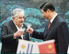  ??  ?? VIAJES. El expresiden­te José Mujica se reunió con el mandatario chino Xi Jinping en dos ocasiones. En la primera, en junio de 2011, Xi Jinping visitó Uruguay en calidad de vicepresid­ente. En esa reunión se firmaron acuerdos bilaterale­s por un valor cercano a los 528 millones de dólares. En mayo de 2013 Xi Jinping recibió a Mujica en Pekín y recordó que se cumplían 25 años del establecim­iento de las relaciones diplomátic­as entre ambos países.