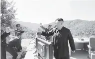  ?? AFP ?? Kim Jong-Un festeja tras el lanzamient­o “histórico”.