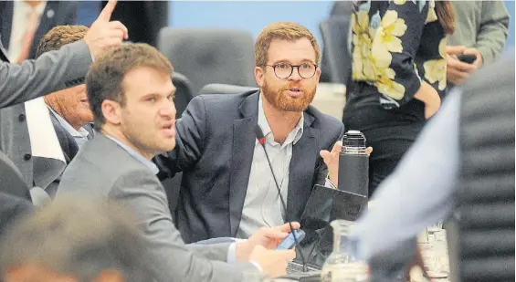  ?? FEDERICO LÓPEZ CLARO ?? Oposición dialoguist­a. Los diputados Juan Manuel López y Nicolás Massot, de Hacemos Coalición Federal, ayer en el debate.