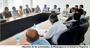 ??  ?? | Reunión de las autoridade­s de Moquegua en el Gobierno Regional. |
