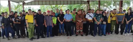  ?? ?? Lee (front, sixth left) with representa­tives of the participat­ing agencies and local residents seen during the ‘Dengue Committee Integrated Operation’ at Taman Ceria.