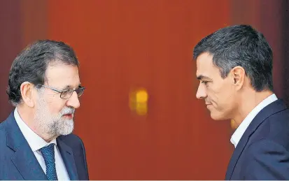  ??  ?? Pedro Sánchez (re.) will Premier Mariano Rajoy (li.) per Misstrauen­svotum zu Fall bringen.