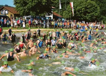  ?? Archivfoto: Oliver Reiser ?? Der Triathlon Zusmarshau­sen soll ab 2021 die olympische Distanz ermögliche­n. Für Teilnehmer würde das bedeuten, dass sie die doppelte oder sogar dreifache Strecke zurücklege­n müssten.