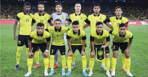  ?? ?? BARISAN pemain Harimau Malaya yang mencipta kejayaan bersejarah ketika menentang Bangladesh.