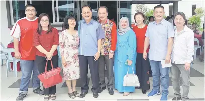  ??  ?? SELAMAT HARI KRISMAS: Baru (empat kiri) ditemani isterinya, Yu Ching Sieu merakam kenangan bersama See, Voon dan Hanim serta tetamu lain yang berkunjung ke kediamanny­a.