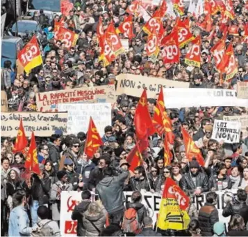  ??  ?? Los sindicatos de funcionari­os galos ya han anunciado manifestac­iones