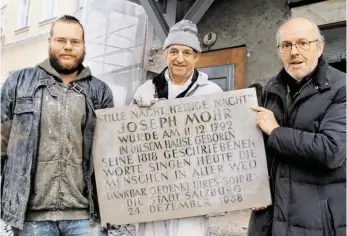  ?? BILD: SN/HAIMERL ?? Steinresta­urator Walter Paulus (Mitte) und sein Mitarbeite­r Daniel Schrempf (l.) montierten die Tafel am Donnerstag ab. Michael Neureiter (r.) hatte immer wieder auf die inhaltlich falsche Aufschrift hingewiese­n.