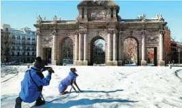  ??  ?? La nieve ha traído consigo la maldición del atuendo para esquí alpino