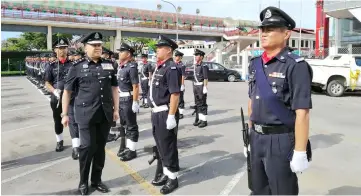  ??  ?? Wan Ahmad inspects the guard of honour during his visit to the station.