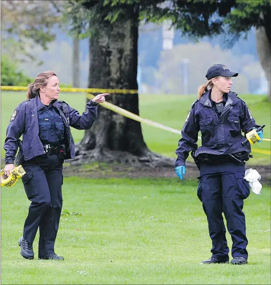  ?? NICK PROCAYLO/PNG ?? Vancouver police investigat­e a suspicious death Thursday near the pavilion at Brockton Point Oval in Stanley Park.