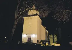  ??  ?? KIRKEN: Fjaere kirke er en langkirke i stein fra 1150.