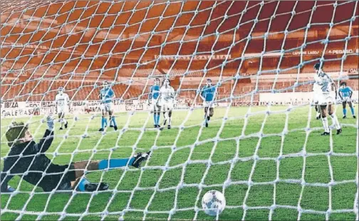  ??  ?? GRADAS VACÍAS. En el duelo de 1987, el Nápoles de Maradona jugó en un Bernabéu a puerta cerrada por una sanción de la UEFA.