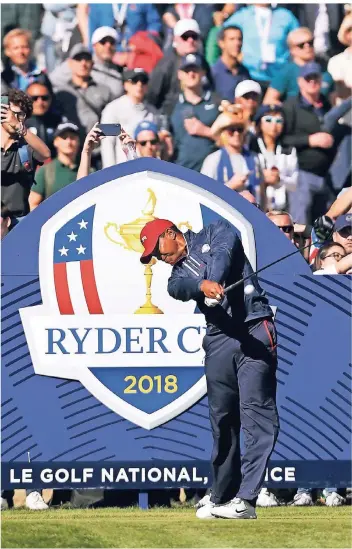  ?? FOTO: REUTERS ?? Tiger Woods beim Abschlag vor den Zuschauern des Ryder Cups in Frankreich.