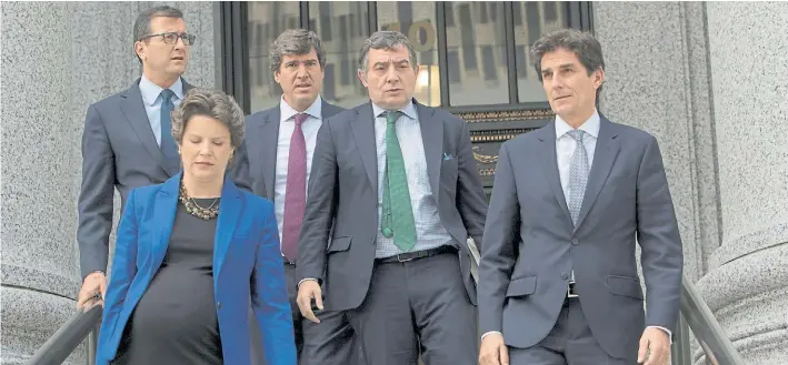  ??  ?? En la Corte. El cónsul de la Argentina en Nueva York, Mateo Estremé; el procurador de la Nación, Bernardo Saravia Frías, y el director de YPF Fabián Rodríguez Simón, en Nueva York.