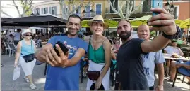  ??  ?? Bain de foule pour l’ex-chef de l’État dans les rues de Saint-Cyr et séances de selfies pour Julie Gayet, radieuse.