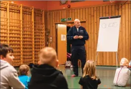  ?? FOTO: ARE BERGSET ELVESTAD ?? TEORI: Stig Balovarre i HelseSkjer­vøy hadde mandag førstehjel­pskurs for barna i Barnas Røde Kors. Kurset startet med litt teori.