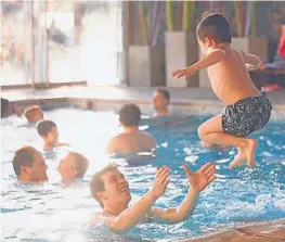  ?? (LA VOZ) ?? Como en verano. Turistas en el agua, este último frío domingo, en una pileta climatizad­a de un complejo de Santa Rosa de Calamuchit­a.