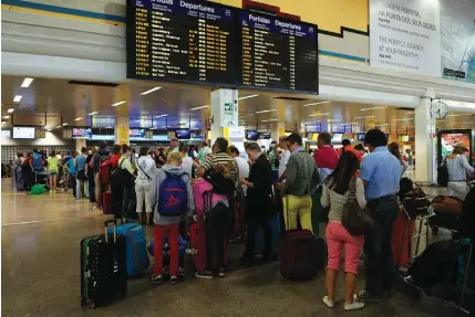  ?? Luís Forra/LUSA ?? O aeroporto de Lisboa fechou 2017 com recorde de 26,7 milhões de passageiro­s e continua a crescer.