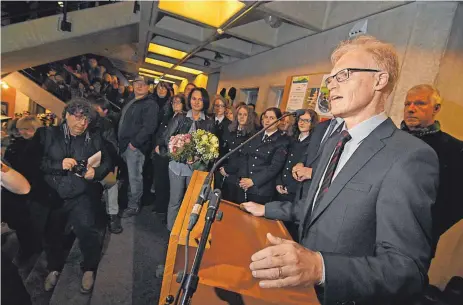  ?? FOTO: AXEL PRIES ?? Ein Appell an die Einheit Laupheims: Gerold Rechle bei seiner ersten Ansprache nach dem Wahlerfolg.