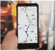  ??  ?? Ein Smartphone zeigt die neue App der Autobahn Gmbh.