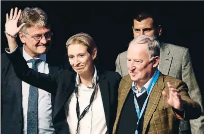  ?? ODD ANDERSEN / AFP ?? Alice Weidel i Alexander Gauland saludant després de ser elegits caps de llista per a les generals