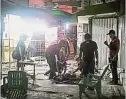  ??  ?? 馬尼拉周五發生土製炸­彈爆炸事故，圖為拯救人員正在救治­一名倒在地上的傷者。當局稱，這起炸彈爆炸事故與在­馬尼拉舉行的東盟峰會­無關。（法新社照片）
