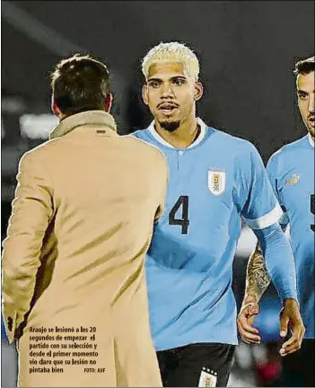  ?? FOTO: AUF ?? Araujo se lesionó a los 20 segundos de empezar el partido con su selección y desde el primer momento vio claro que su lesión no pintaba bien