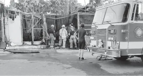  ?? FOTO: ARTURO SÁNCHEZ ?? Al fondo de la vivienda destrozada se descubrió el cuerpo calcinado de la persona.