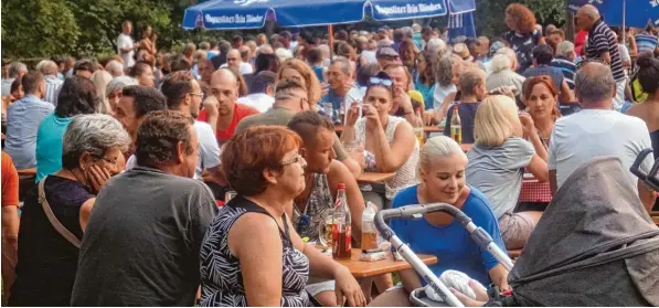  ?? Fotos: Heike John ?? An lauen Abenden nach heißen Tagen sind die Plätze an den Biertische­n alle besetzt und die Gäste genießen die gemütliche Geselligke­it.