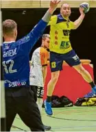  ?? Foto: Markus Brandhuber ?? Siegen Julian Oltersdorf und die HSG auch im zweiten Derby gegen die TSG Giengen/brenz?