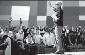  ?? Los Angeles Times/GARY CORONADO ?? Pastor David Daniels prays with his congregati­on at the end of a service.