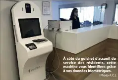  ?? (Photo A.C.) ?? À côté du guichet d’accueil du service des résidents, cette machine vous identifier­a grâce à vos données biométriqu­es.