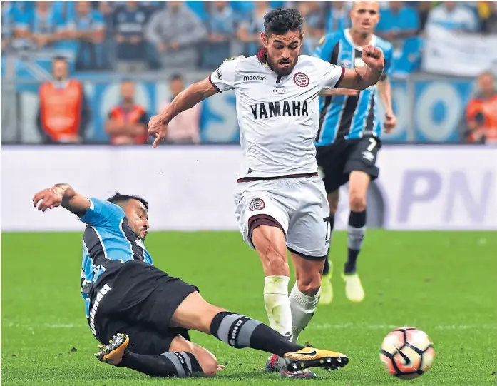  ?? Nelson almeida / afp ?? Lanús estuvo cerca de volver de Porto Alegre con un empate, pero Gremio ganó 1-0 en la parte final; Acosta, símbolo granate, se le va a Edilson