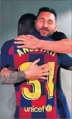  ??  ?? EL ABRAZO. Efusivo recibimien­to de Messi a Ansu en el vestuario.